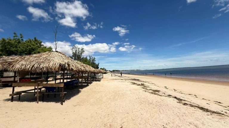 Voyage Madagascar - Plage sable blanc paillotes bord de mer côte tropicale