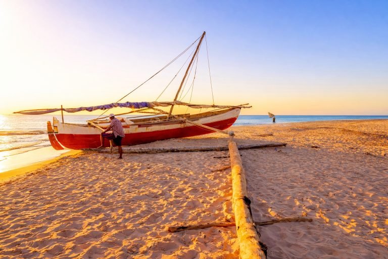 Pirogue traditionnelle sur une plage de Madagascar au coucher du soleil lors d’un voyage à Madagascar