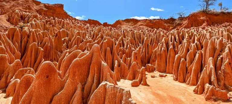 Formations rocheuses rouges des Tsingy rouges de Madagascar sous un ciel bleu