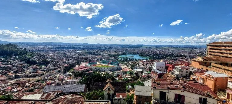 Vue panoramique d’Antananarivo avec le stade et les collines environnantes