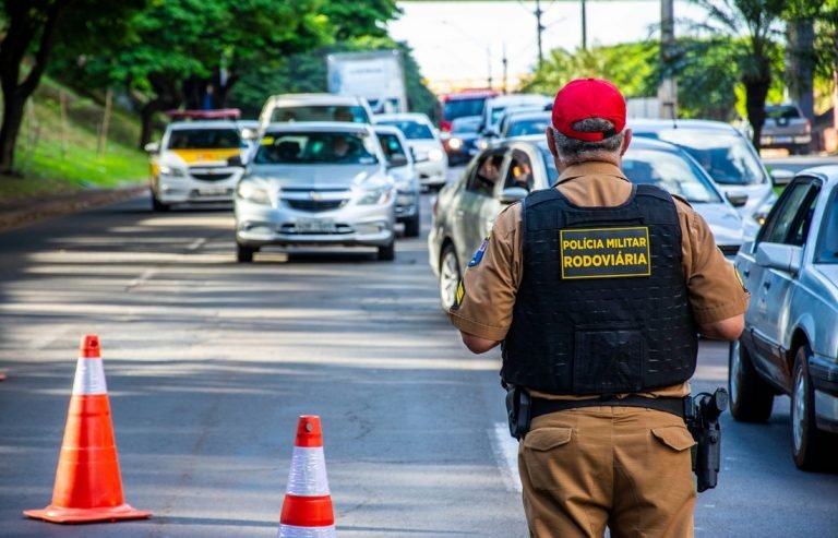 Is Brazil safe – police checkpoint on a busy road with officer controlling traffic in Brazil