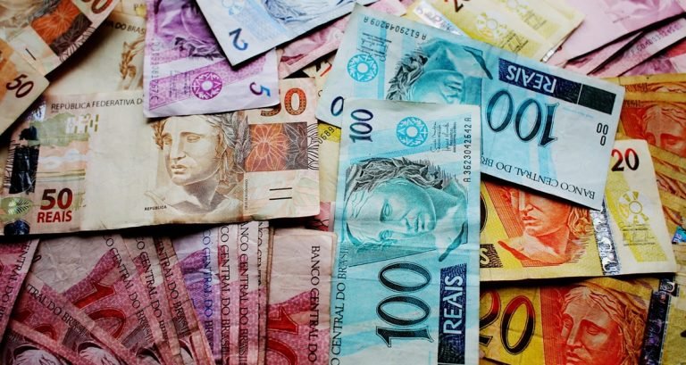 Brazil travel cost - Brazilian real currency notes showing budget and expenses