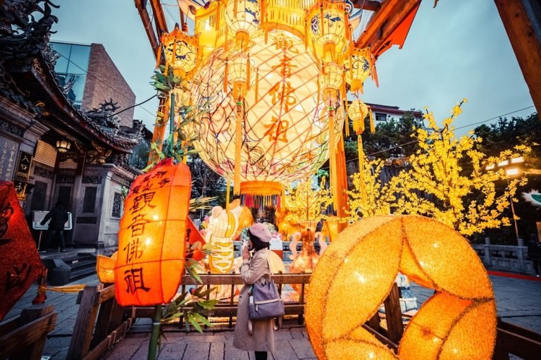 Taiwan travel tips for visiting lantern festivals and temples in Taiwan with vibrant cultural decorations and night atmosphere