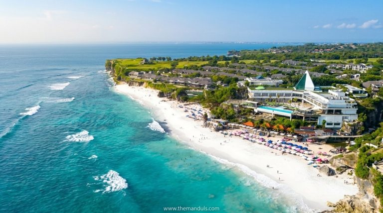 Turquoise water and white sand coastline at Dreamland Beach in Bali beaches near Uluwatu Caption: Description: