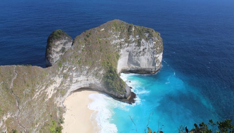 Dramatic limestone cliffs and turquoise ocean at Kelingking Beach on Nusa Penida near Bali Caption: Description: