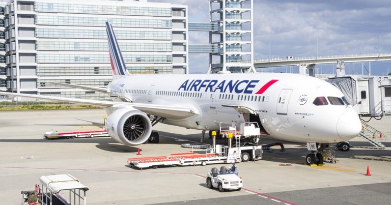 Avion Air France prêt au départ pour un vol international avec visa Madagascar requis pour certains voyageurs