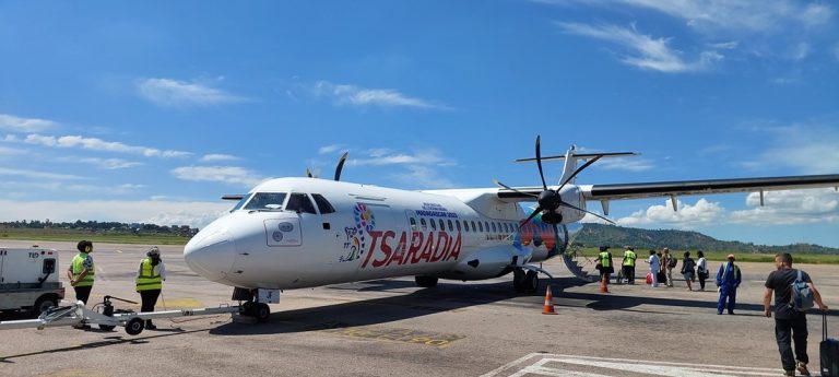 Avion Tsaradia à l’aéroport de Nosy Be dans le nord de Madagascar Caption: Description: