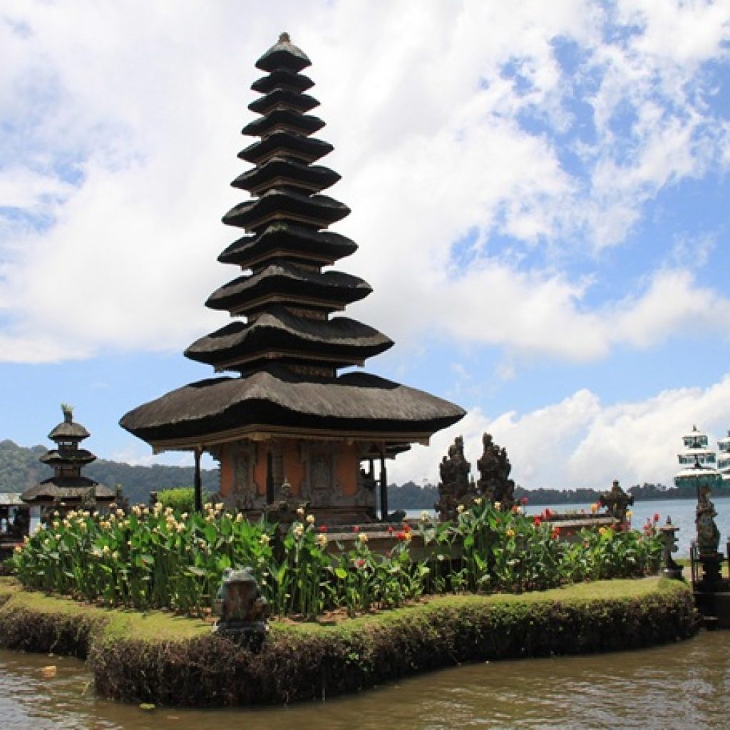 Bali travel cost guide featuring Ulun Danu Beratan Temple on Lake Beratan in Bali, Indonesia