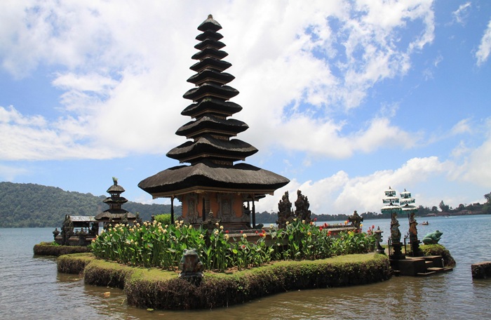 Bali travel cost guide featuring Ulun Danu Beratan Temple on Lake Beratan in Bali, Indonesia