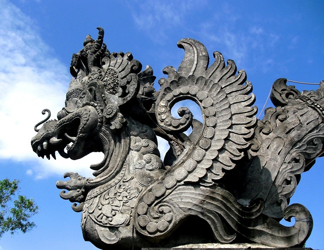 Traditional Balinese guardian statue during a Bali itinerary visit to temples and cultural sites in Bali