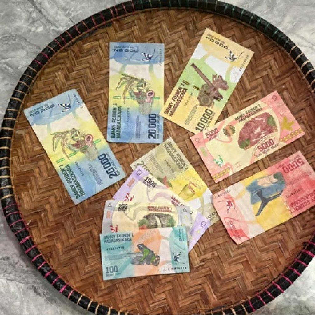 Billets en ariary malgache illustrant le budget Madagascar et la monnaie utilisée pendant un voyage à Madagascar