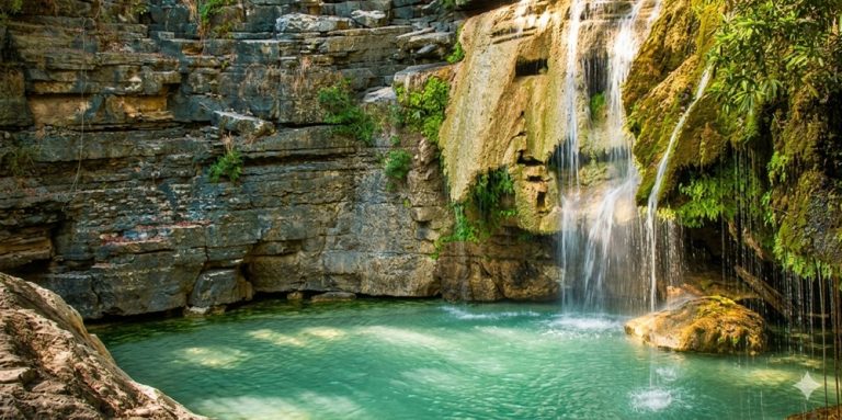 Cascade et piscine naturelle du Parc National de la Montagne d’Ambre lors d’un itinéraire Madagascar