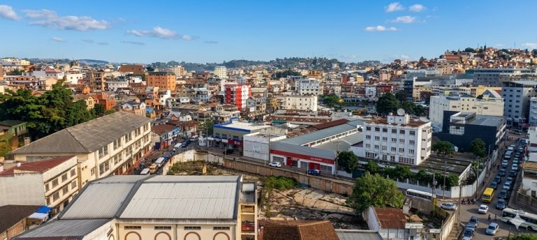 Vue du centre-ville d’Antananarivo avec bâtiments, rues animées et collines environnantes