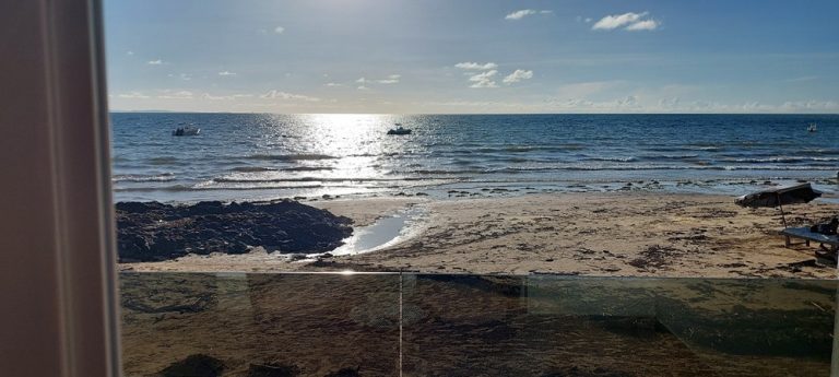 Vue sur la plage et l’océan au coucher du soleil à Nosy Be à Madagascar