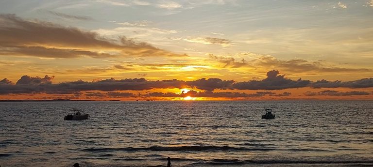 Coucher de soleil sur l’océan près de Nosy Be lors d’un itinéraire Madagascar Caption : Description :