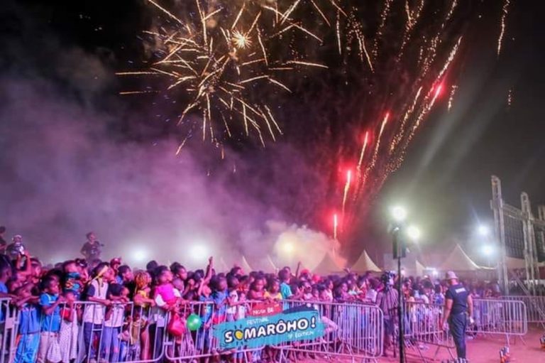 Concert et foule pendant le festival Somaroho dans le nord de Madagascar