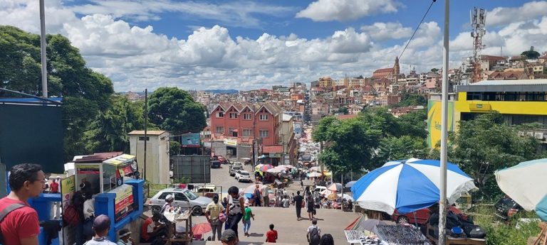 Madagascar est-il sûr ? Vue des escaliers d'Antaninarenina et du marché d'Analakely à Antananarivo