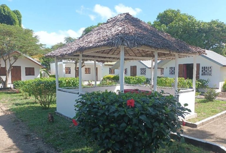 Bungalows et jardin tropical de l’hôtel La Pirogue à Sambava à Madagascar