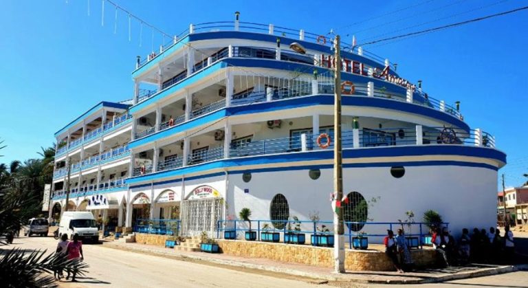 Hôtel Victory bleu et blanc dans le centre de Tuléar à Madagascar