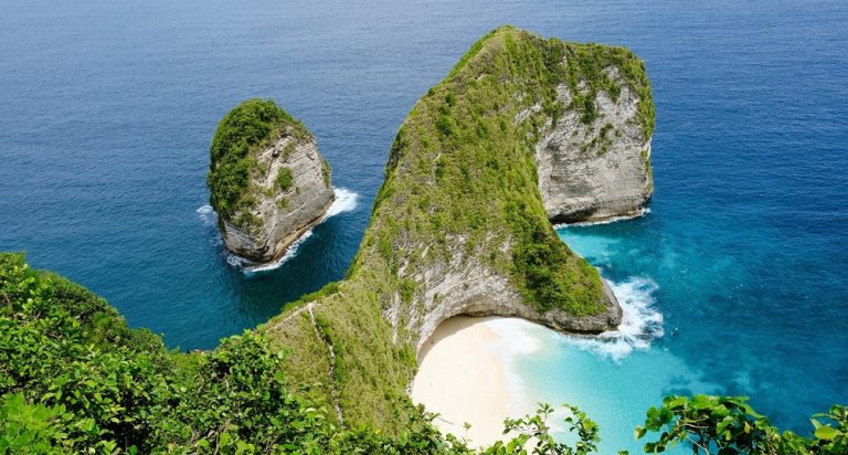 Where to stay in Bali near Kelingking Beach, dramatic cliffs, and turquoise ocean views