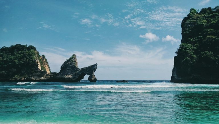 Turquoise waters and dramatic cliffs at Kelingking Beach near Bali, showcasing Bali travel tips for island excursions and coastal adventures