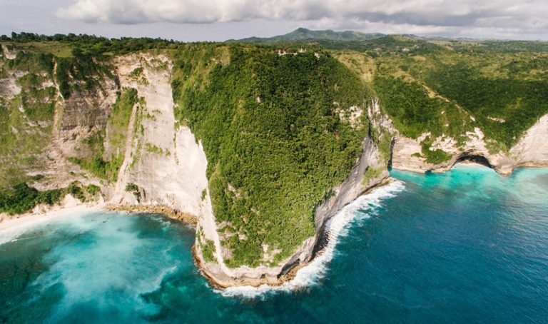 Best time to visit Bali for exploring Nusa Penida and iconic coastal viewpoints like Kelingking Beach