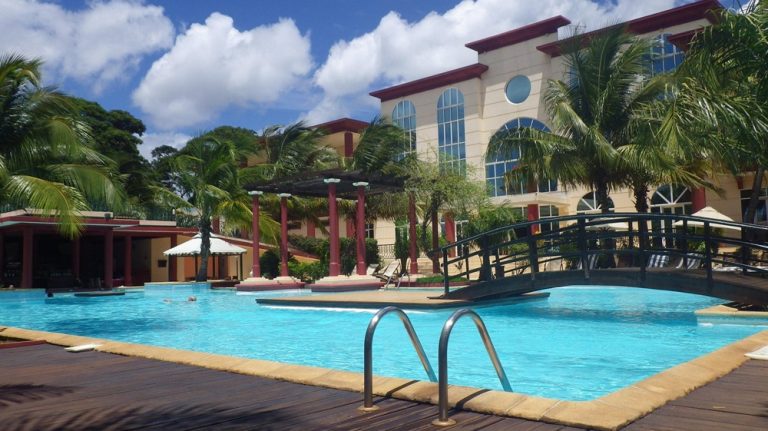 Piscine et bâtiment du Grand Hôtel à Diego Suarez dans le nord de Madagascar