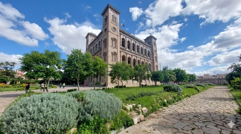 Le Rova de Madagascar à Antananarivo avec palais historique et vue sur les jardins