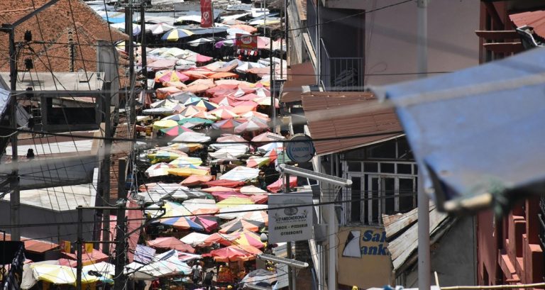Marché d’Analakely à Antananarivo avec stands colorés et foule dans la capitale