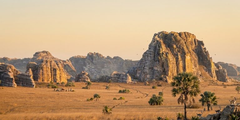 Paysages arides et formations rocheuses du Parc National de l’Isalo lors d’un itinéraire Madagascar