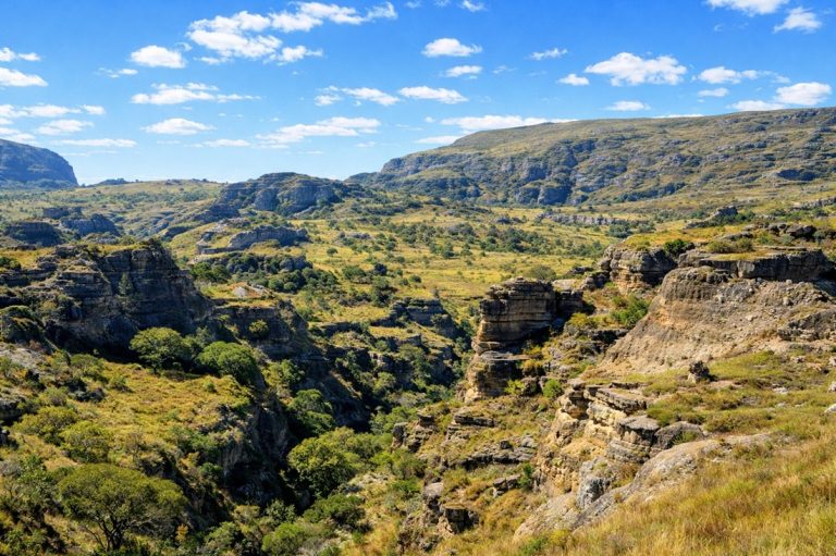 Canyons et formations rocheuses du parc national de l’Isalo sous un ciel bleu à Madagascar Caption Description