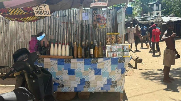 Petit stand de rue à Madagascar illustrant le budget Madagascar et la nourriture locale bon marché
