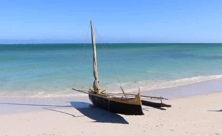 Pirogue traditionnelle sur une plage tropicale dans le nord de Madagascar Caption: Description: