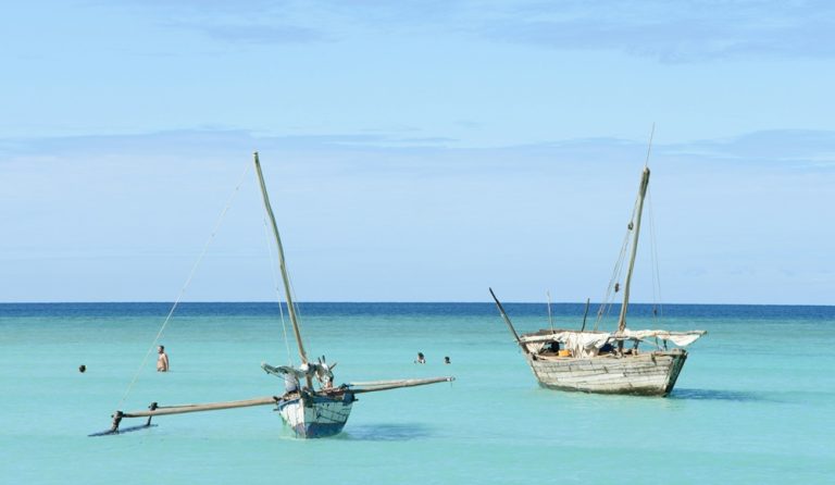 Pirogues traditionnelles flottant sur une mer turquoise près de Tuléar à Madagascar