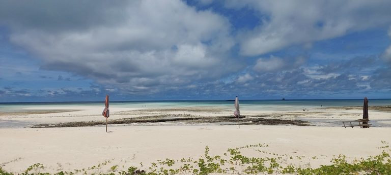 Plage de sable blanc à Nosy Iranja dans le nord de Madagascar Caption: Description: