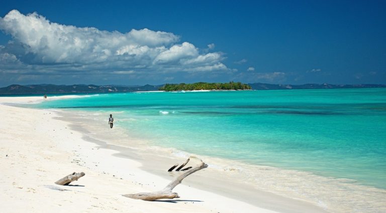 Plage de sable blanc et eaux turquoise de Nosy Iranja lors d’un itinéraire Madagascar Caption : Description :