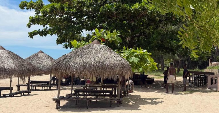 Paillotes traditionnelles sur une plage de Nosy Be lors d’un itinéraire Madagascar dans le nord de l’île