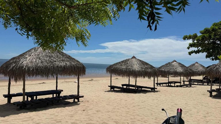 Plage avec paillotes et sable blanc dans le nord de Madagascar