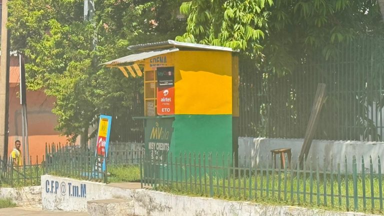 Kiosque Mvola et Airtel Money utilisé pour les paiements mobiles lors d’un itinéraire Madagascar