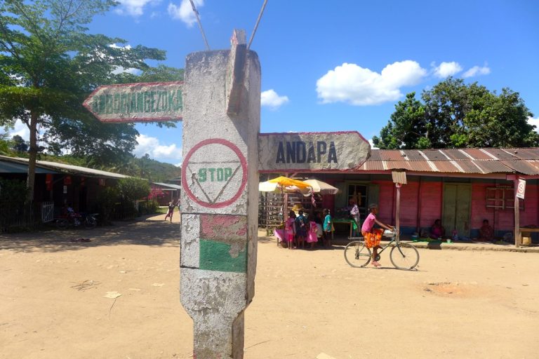 Rue et commerces locaux à Sambava dans le nord de Madagascar