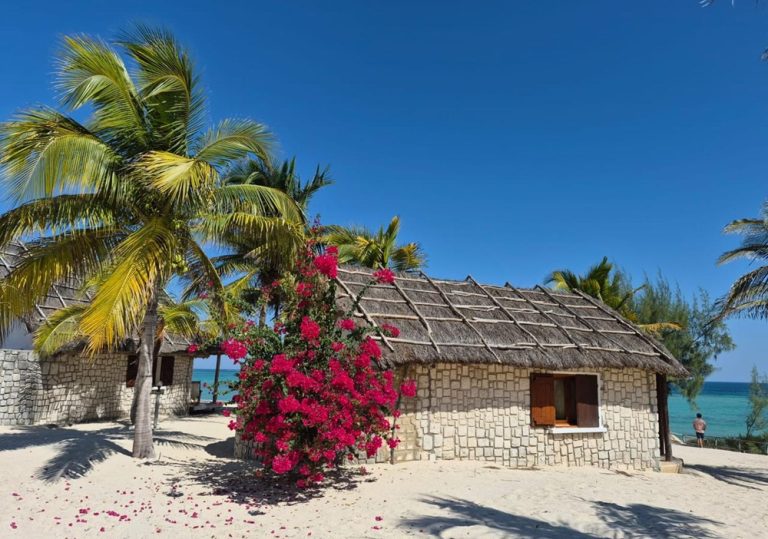 Sud de Madagascar avec bungalow tropical et plage paradisiaque près de Tuléar