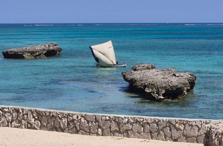 Sud de Madagascar avec pirogue Vezo naviguant sur le lagon turquoise près d’Ifaty