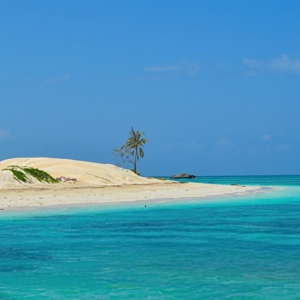 Sud de Madagascar avec plage tropicale, sable blanc et lagon turquoise près d’Ifaty