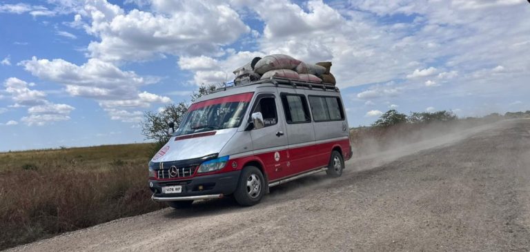 Taxi-brousse roulant sur une route dans le nord de Madagascar