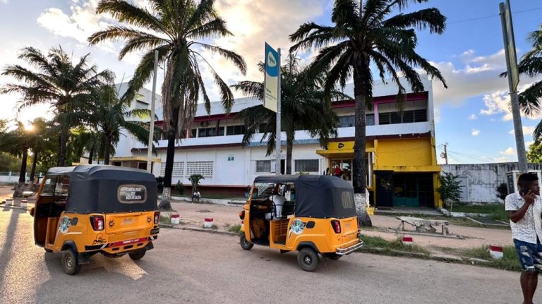 Tuk-tuks circulant dans une ville malgache illustrant le budget Madagascar et les transports locaux à Madagascar