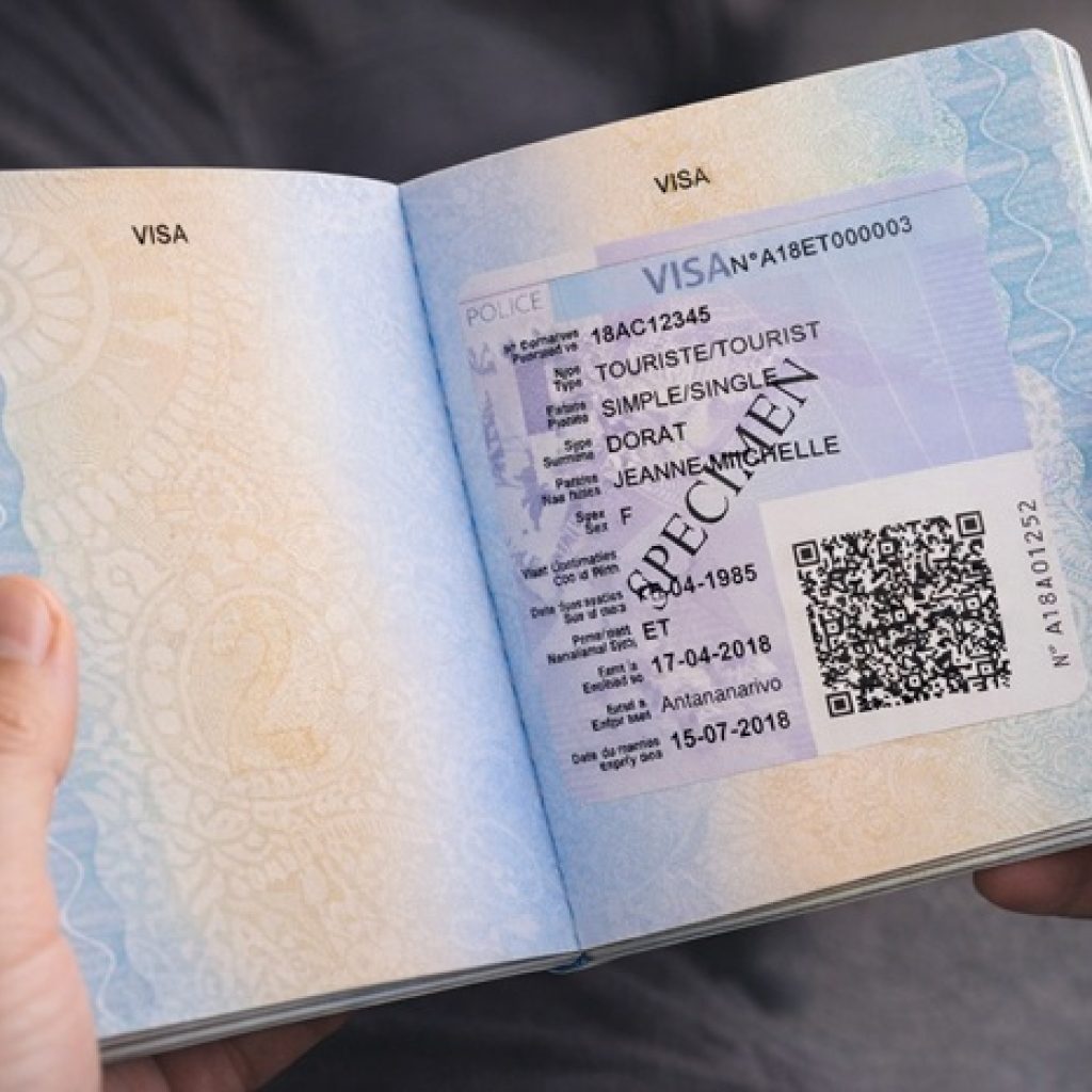 Visa Madagascar touristique apposé dans un passeport ouvert avant un voyage à Madagascar