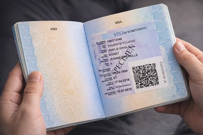 Visa Madagascar touristique apposé dans un passeport ouvert avant un voyage à Madagascar