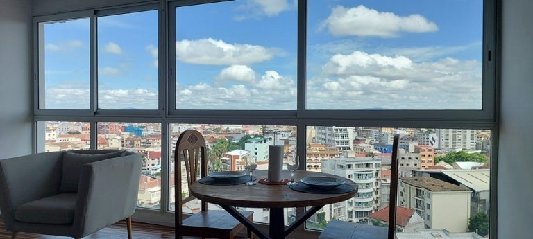 Vue depuis un hôtel à Antananarivo sur le centre-ville avec bâtiments et ciel dégagé