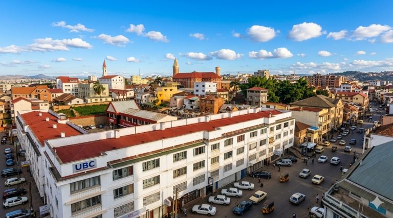 Vue du centre d’Antananarivo avec bâtiments, rues animées et circulation dans la capitale Caption: Description: