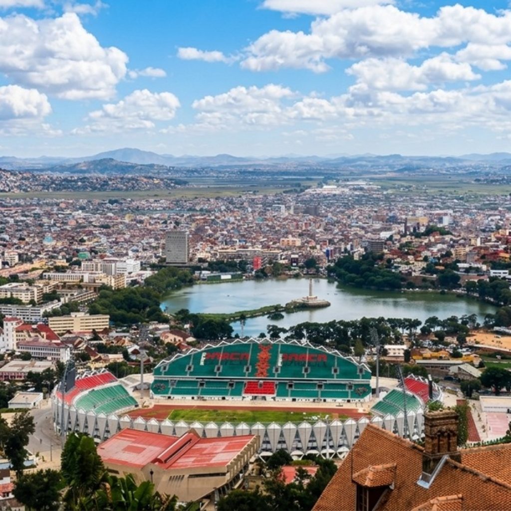 Vue panoramique d’Antananarivo avec le stade et le lac Anosy en arrière-plan